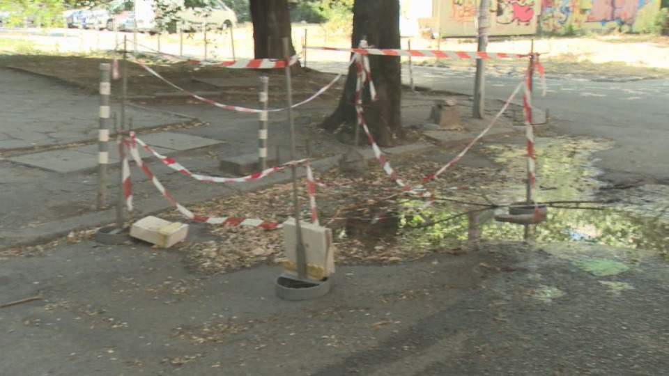 Вече близо месец на столична улица в квартал "Подуяне" извира гореща вода