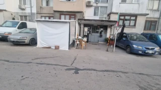 "Чисто своеволие"?: Странно съоръжение се появи пред вход на блок