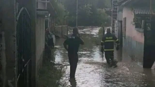 Реката го повлече, спасителите още го търсят: Тежка нощ в Пещера