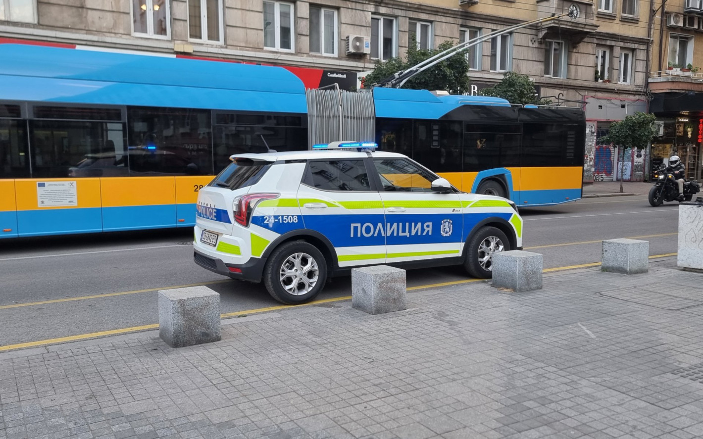 Бой между тийнейджъри пред служебния вход на парламента (снимки)