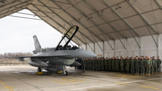 Първите осем доставени F-16 са без инсталирана система за самозащита и предупреждение