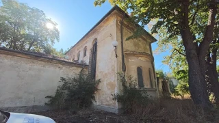 Параклис в двора на чирпанската болница ползван за морга десетилетия наред