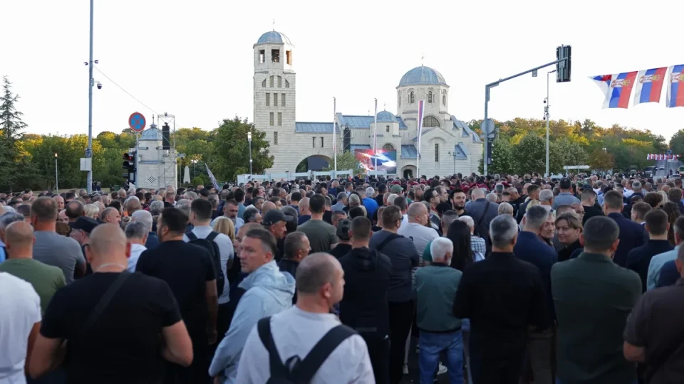 Синът на Вучич, сръбският патриарх и министри погребват с военни почести военнопрестъпника Ратко Младич в Белград
