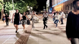 Неделното хоро пред Народния театър предизвика спор заради силната музика