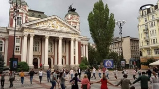 НЕ УНИЖАВАЙТЕ ХОРОТО, ПОКАНЕТЕ ГО НА СЦЕНАТА