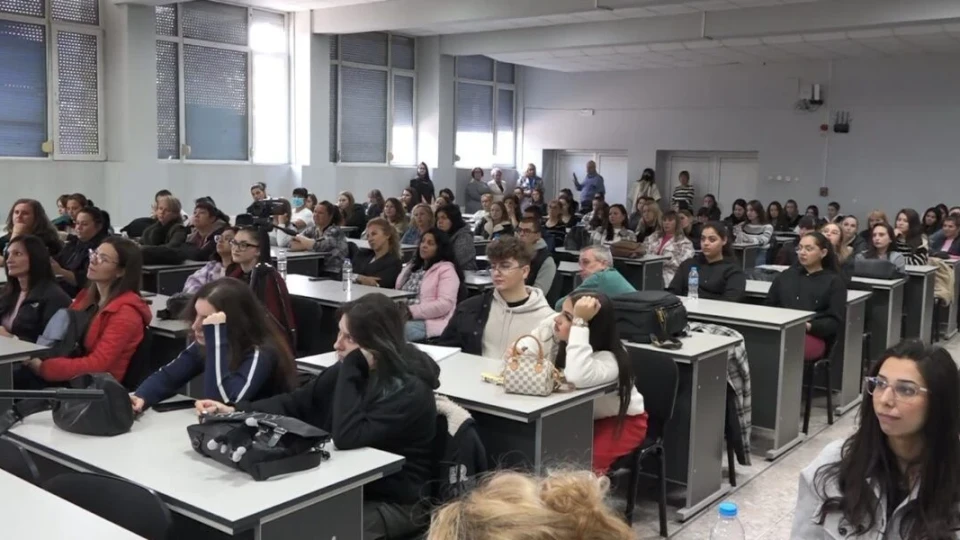 Дипломата и "чао": Българите не искат да учат през целия си живот