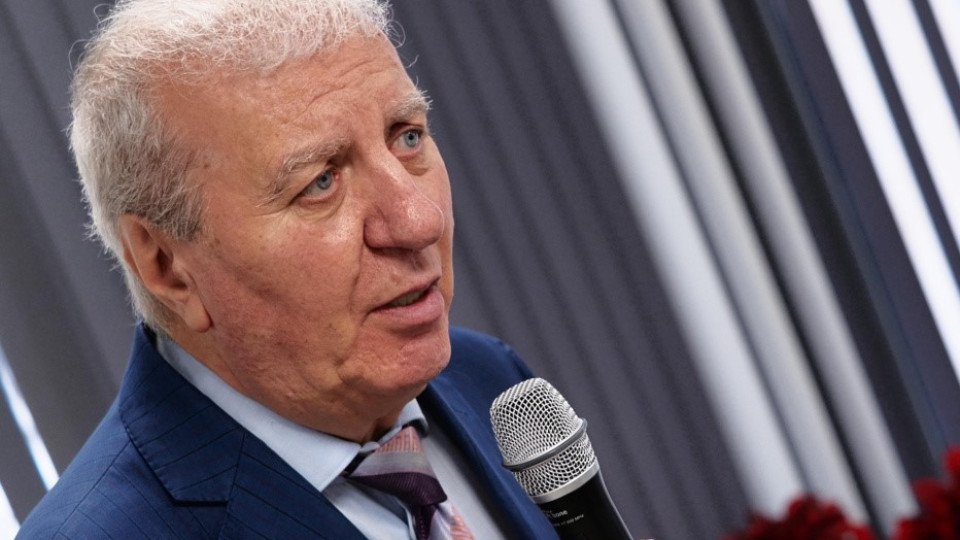 Как не му омръзна на Александър Томов (Лупи), когото познаваме от нашето политическо детство, да участва във всички възможни избори в България?!
