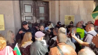Опълченците на Шипка: Граждани щурмуваха МС заради ремонта на паметника (ВИДЕО)