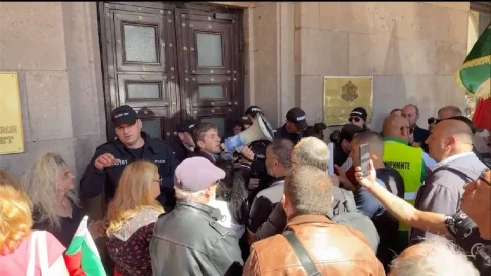 Опълченците на Шипка: Граждани щурмуваха МС заради ремонта на паметника (ВИДЕО)