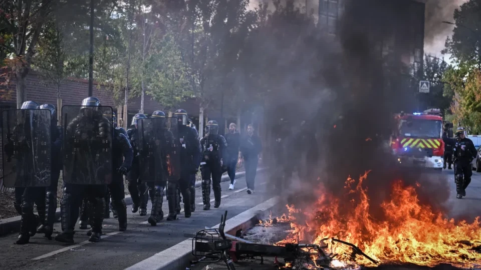 Франция пламна: Протестите на гимназисти прераснаха в сблъсъци и блокади