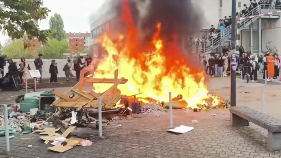 Хаос във Франция: Студентските протести заради условията в училищата са извън контрол (ВИДЕО)