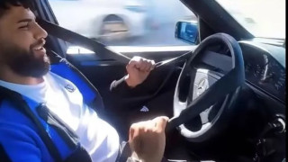 Вдъхновен "Фончо" управлява колата си без ръце, а с предпазния колан ВИДЕО