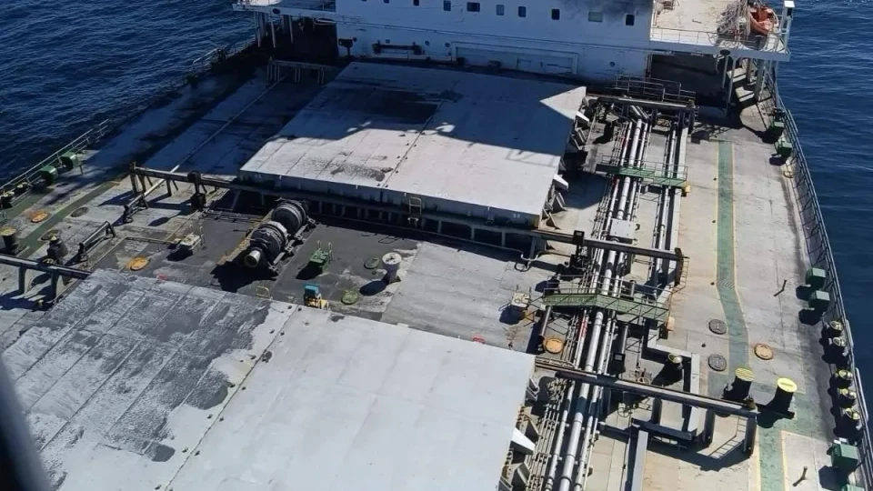 Дронове удариха два кораба в български води, ферибот спаси екипажа на единия, другият потъна в морето край Бяла
