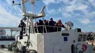 Докараха 16 души от ударения в Черно море кораб! Дронът е дошъл от водата?