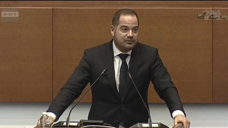 Калин Стоянов уличи Демерджиев от трибуната на парламента, показа пълномощни от фирми на ПИМК