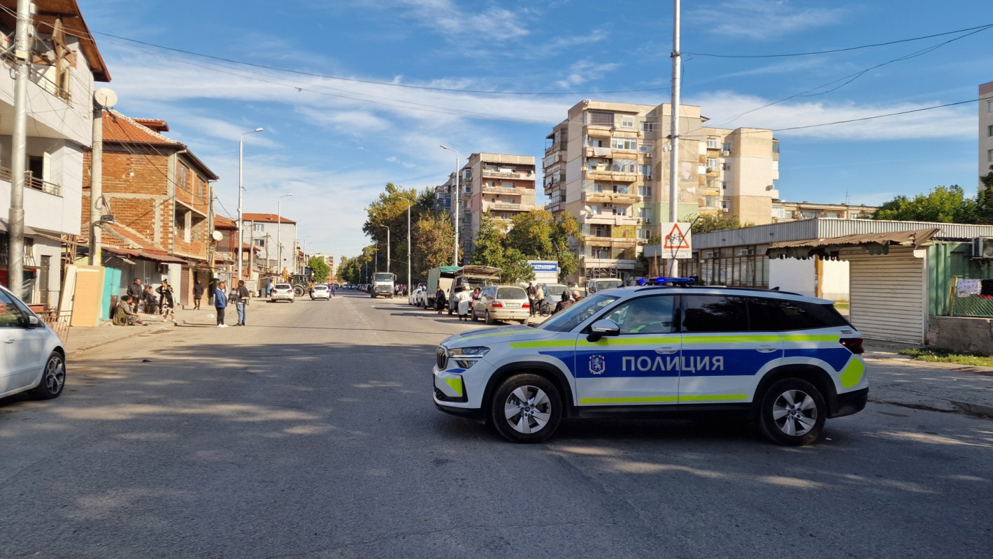 МВР събори с багер масивната ограда на къщата на наркодилър в Столипиново (снимки)