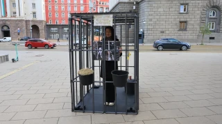 „Невидими животни“ прекрати протеста в клетка пред Народното събрание
