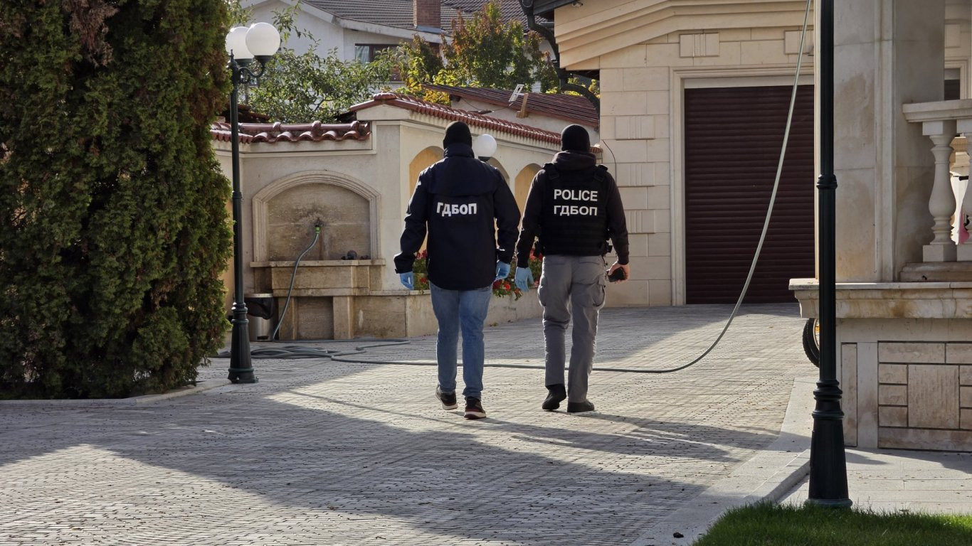 Бивш общинар от ГЕРБ и депутат от ДПС е задържан от ГДБОП в Костинброд (снимки)
