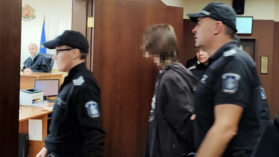 14-годишният убил майка си с 18 удара с нож и пратил запис на съученици с виковете й