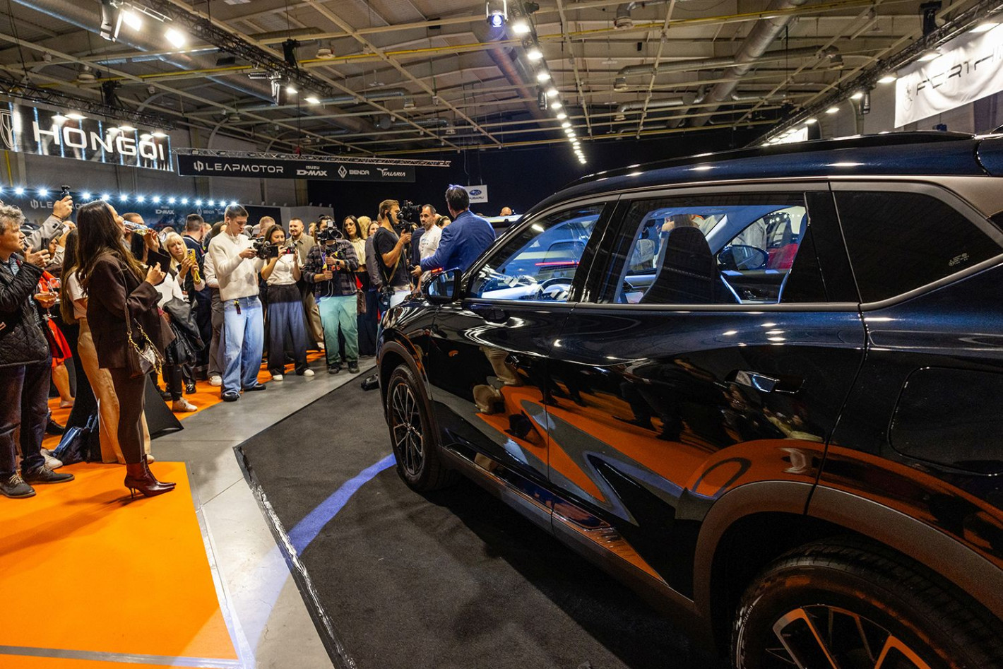 Премиера на Asia Motor Show: Чайна Мотор представи още два нови модела на DONGFENG