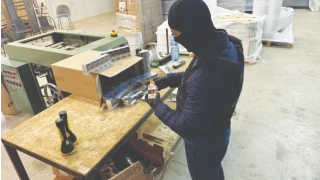 Нелегална фабрика в Карнобат бълвала цигари за Западна Европа
