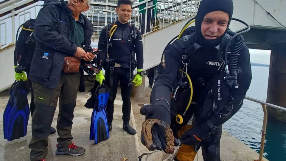 Касов апарат, телефони и конска подкова извадиха водолази от морето край Мостика в Бургас (СНИМКИ)